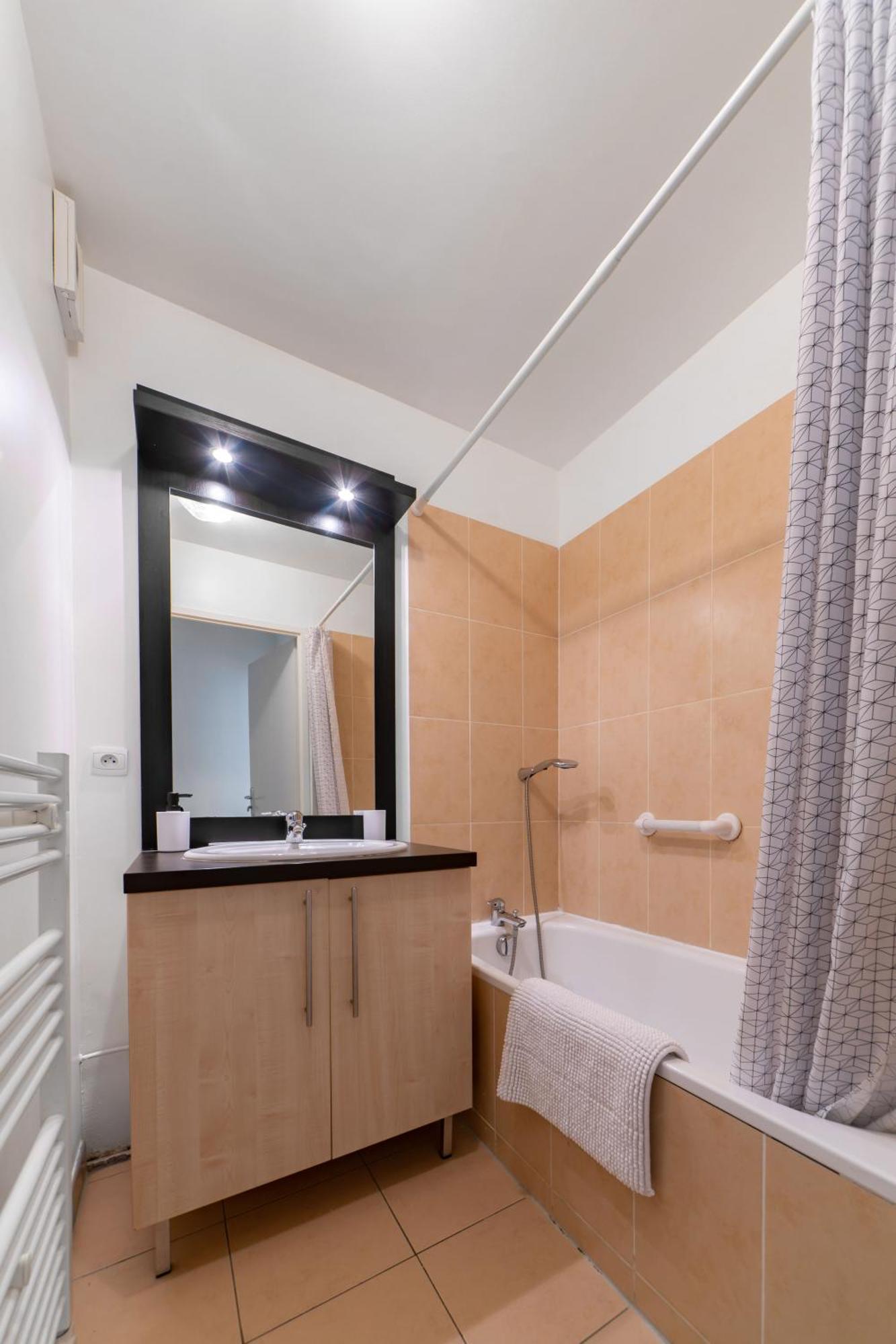 L'Eugenie - Appartement Design & Confort En Centre-Ville Vichy Bagian luar foto